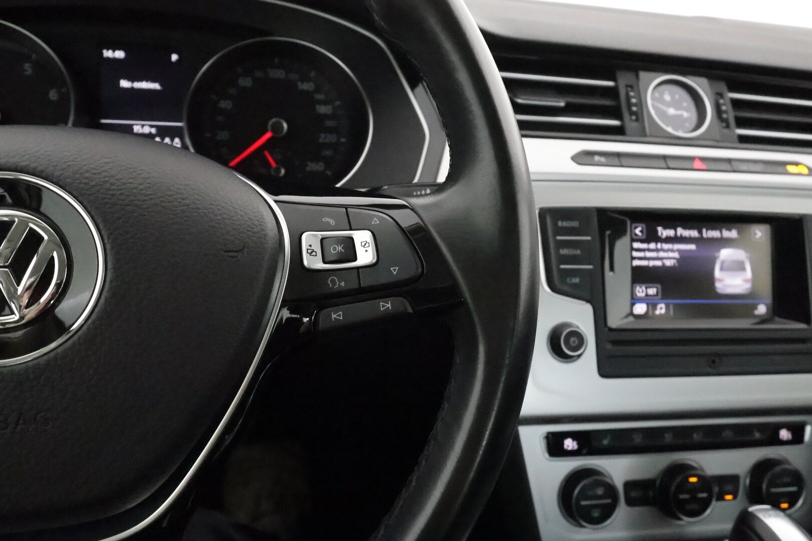 Volkswagen Passat 2017 Sedan Comfortline 1,4 TSI 92 kW DSG ** Suomi-auto / Vakkari / Lohkolämmitin / P.tutkat / Bluetooth / Kahdet renkaat**