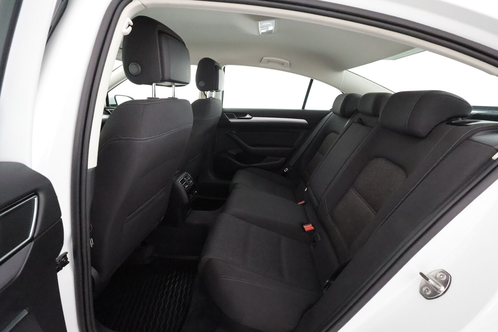 Volkswagen Passat 2017 Sedan Comfortline 1,4 TSI 92 kW DSG ** Suomi-auto / Vakkari / Lohkolämmitin / P.tutkat / Bluetooth / Kahdet renkaat**