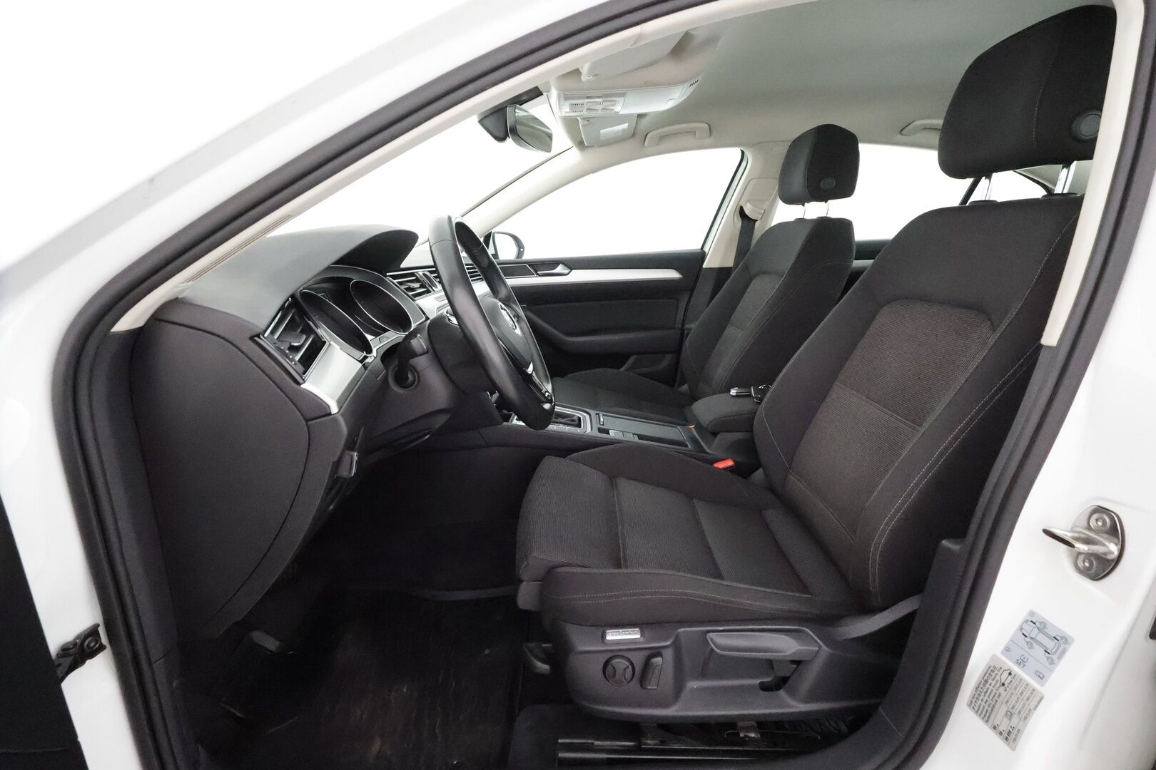 Volkswagen Passat 2017 Sedan Comfortline 1,4 TSI 92 kW DSG ** Suomi-auto / Vakkari / Lohkolämmitin / P.tutkat / Bluetooth / Kahdet renkaat**