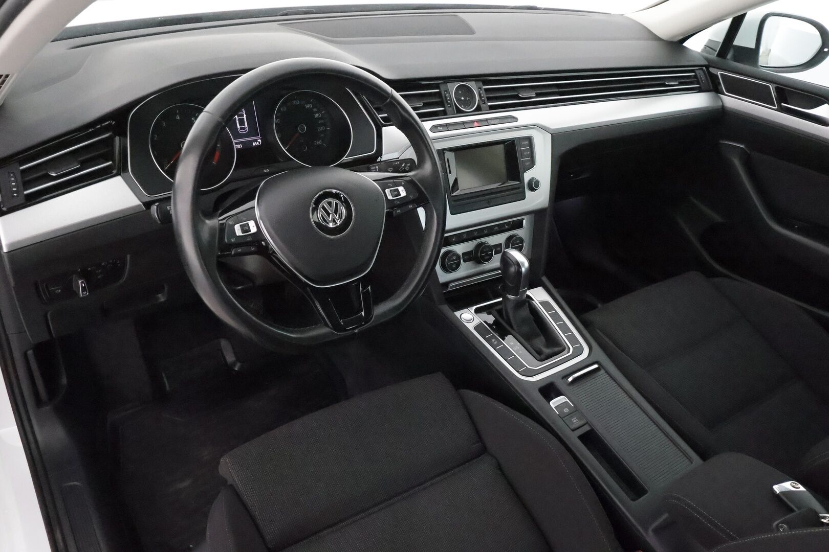 Volkswagen Passat 2017 Sedan Comfortline 1,4 TSI 92 kW DSG ** Suomi-auto / Vakkari / Lohkolämmitin / P.tutkat / Bluetooth / Kahdet renkaat**