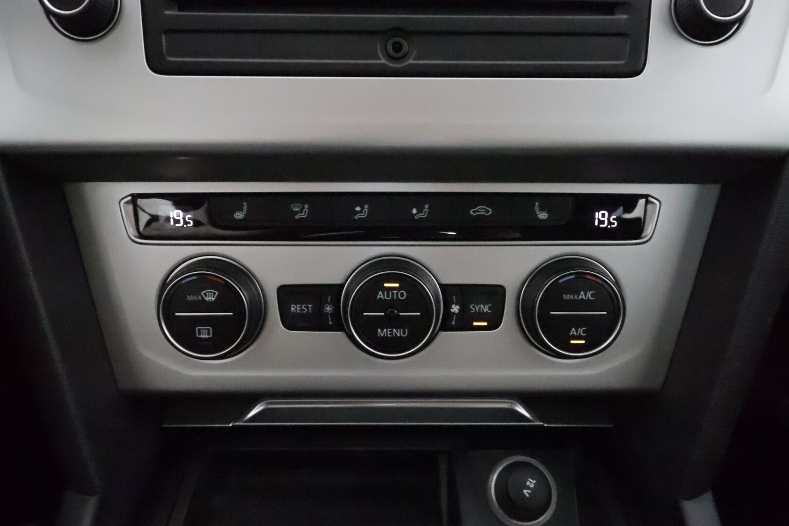 Volkswagen Passat 2017 Sedan Comfortline 1,4 TSI 92 kW DSG ** Vakkari / Lohkolämmitin / P.tutkat / Bluetooth / Kahdet renkaat** - Käytännöllinen hyvin pidetty Suomi-auto tarjolla edullisesti!
