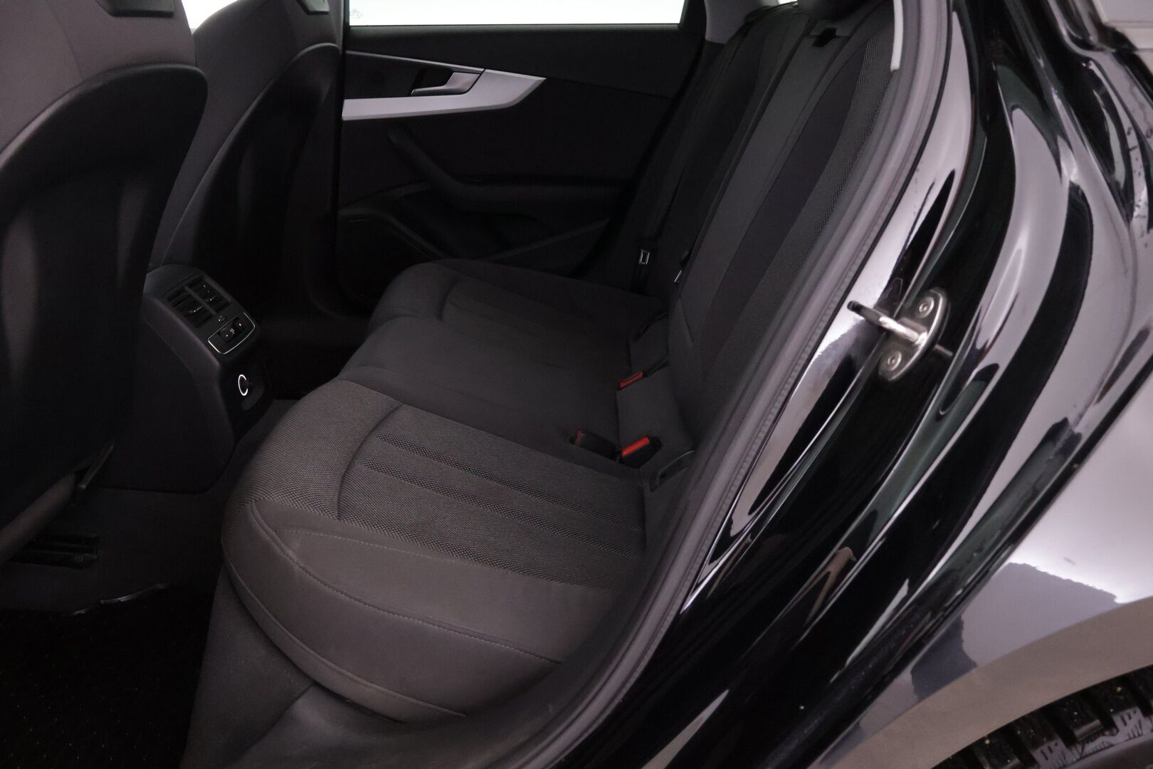 Audi A4 2018 Avant Business 2,0 TDI 110 kW *Webasto / Xenon / Peruutustutka / Koukku / Sähkökontti / Bluetooth* - Juuri katsastettu / Kahdet hyvät renkaat  / Kahdet Audin omat alumiinivanteet / Uusi tuulilasi