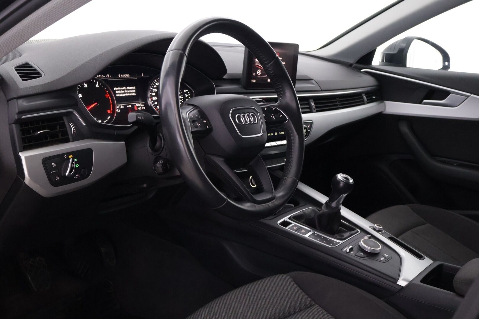 Audi A4 2018 Avant Business 2,0 TDI 110 kW *Webasto / Xenon / Peruutustutka / Koukku / Sähkökontti / Bluetooth* - Juuri katsastettu / Kahdet hyvät renkaat  / Kahdet Audin omat alumiinivanteet / Uusi tuulilasi