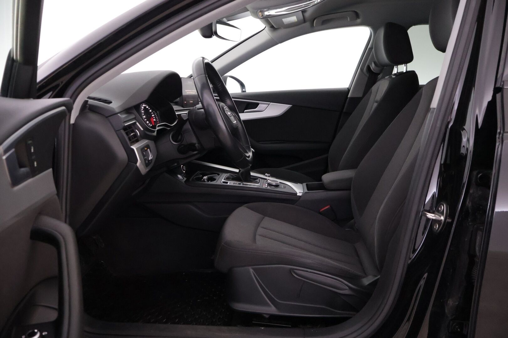 Audi A4 2018 Avant Business 2,0 TDI 110 kW *Webasto / Xenon / Peruutustutka / Koukku / Sähkökontti / Bluetooth* - Juuri katsastettu / Kahdet hyvät renkaat  / Kahdet Audin omat alumiinivanteet / Uusi tuulilasi