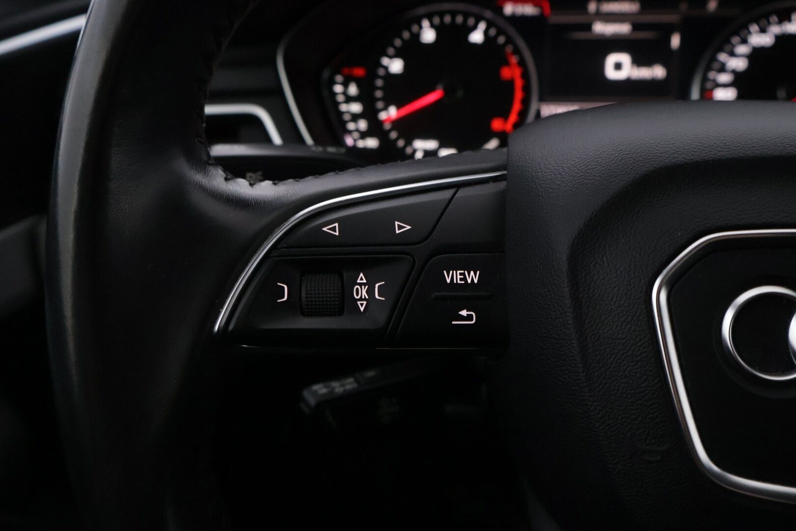 Audi A4 2018 Avant Business 2,0 TDI 110 kW *Webasto / Xenon / Peruutustutka / Koukku / Sähkökontti / Bluetooth* - Juuri katsastettu / Kahdet hyvät renkaat  / Kahdet Audin omat alumiinivanteet / Uusi tuulilasi