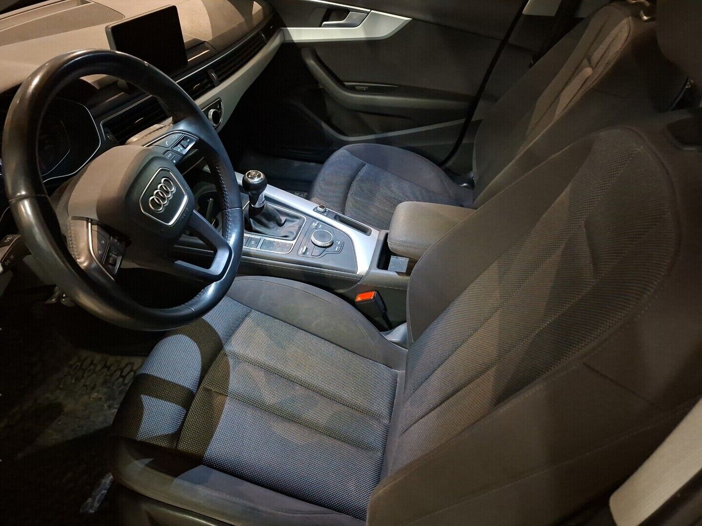 Audi A4 2018 Avant Business 2,0 TDI 110 kW *Webasto / Xenon / Peruutustutka / Koukku / Sähkökontti / Bluetooth* - Kahdet hyvät renkaat  / Kahdet Audin omat alumiinivanteet / Uusi tuulilasi