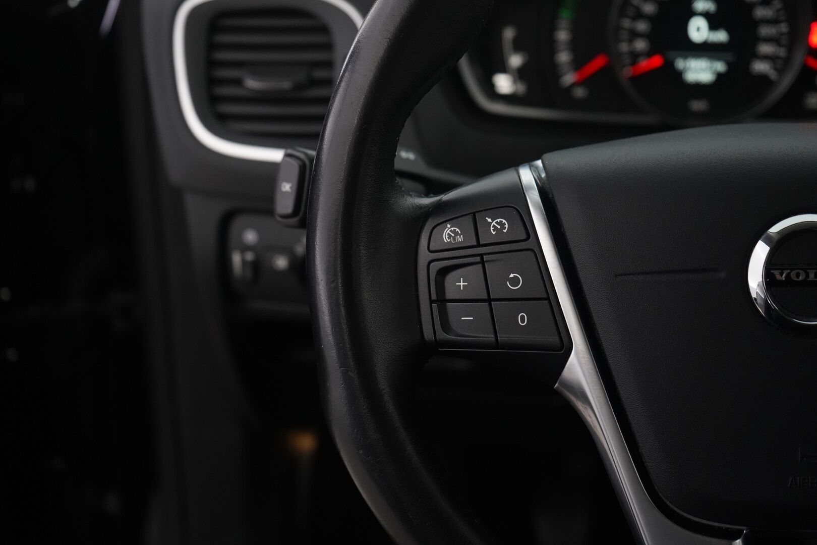 Volvo V40 2017 D2 Business E * Lohko / Vakkari / Vetokoukku / Facelift / BT * - Suomi-auto / Kahdet renkaat alumiinivantein / Vauhtipyörä uusittu! / Viimeisin huolto 161tkm