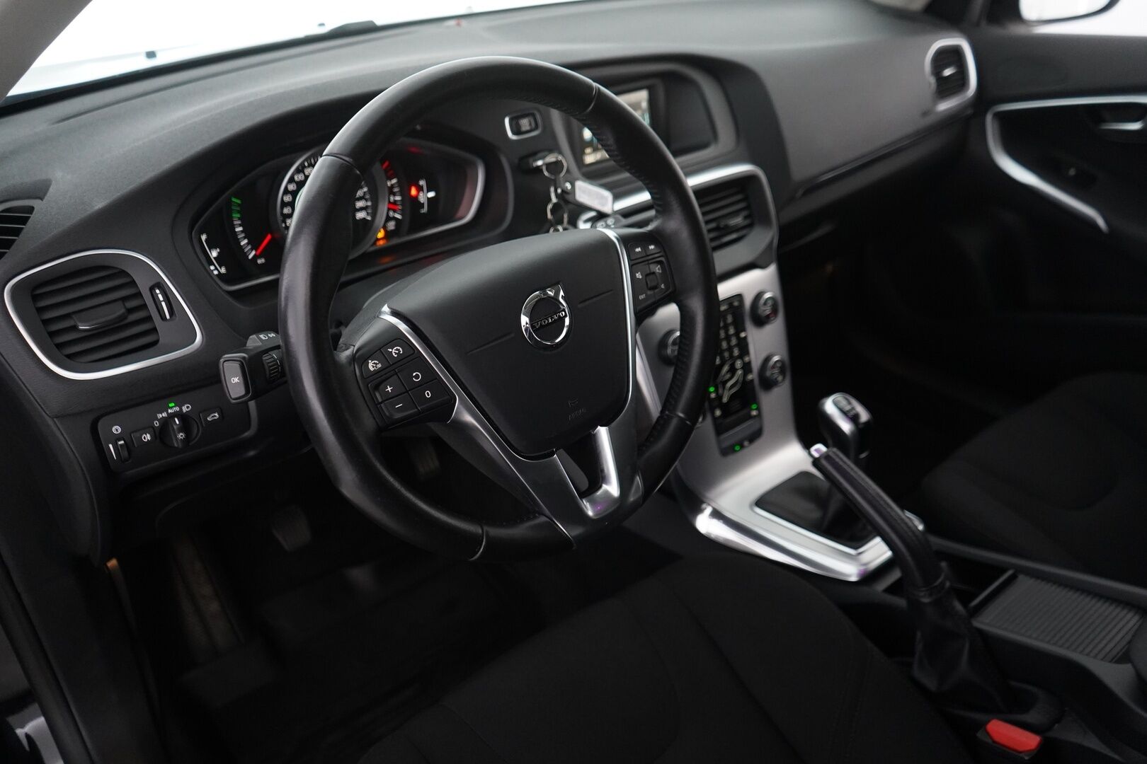 Volvo V40 2017 D2 Business E * Lohko / Vakkari / Vetokoukku / Facelift / BT * - Suomi-auto / Kahdet renkaat alumiinivantein / Vauhtipyörä uusittu! / Viimeisin huolto 161tkm