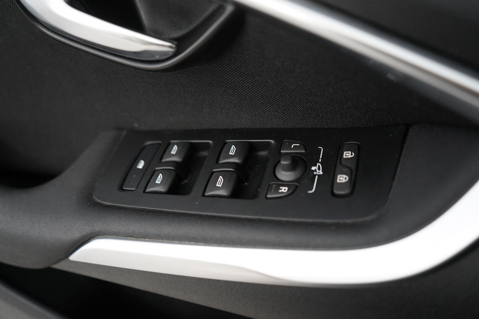 Volvo V40 2017 D2 Business E * Lohko / Vakkari / Vetokoukku / Facelift / BT * - Suomi-auto / Kahdet renkaat alumiinivantein / Vauhtipyörä uusittu! / Viimeisin huolto 161tkm