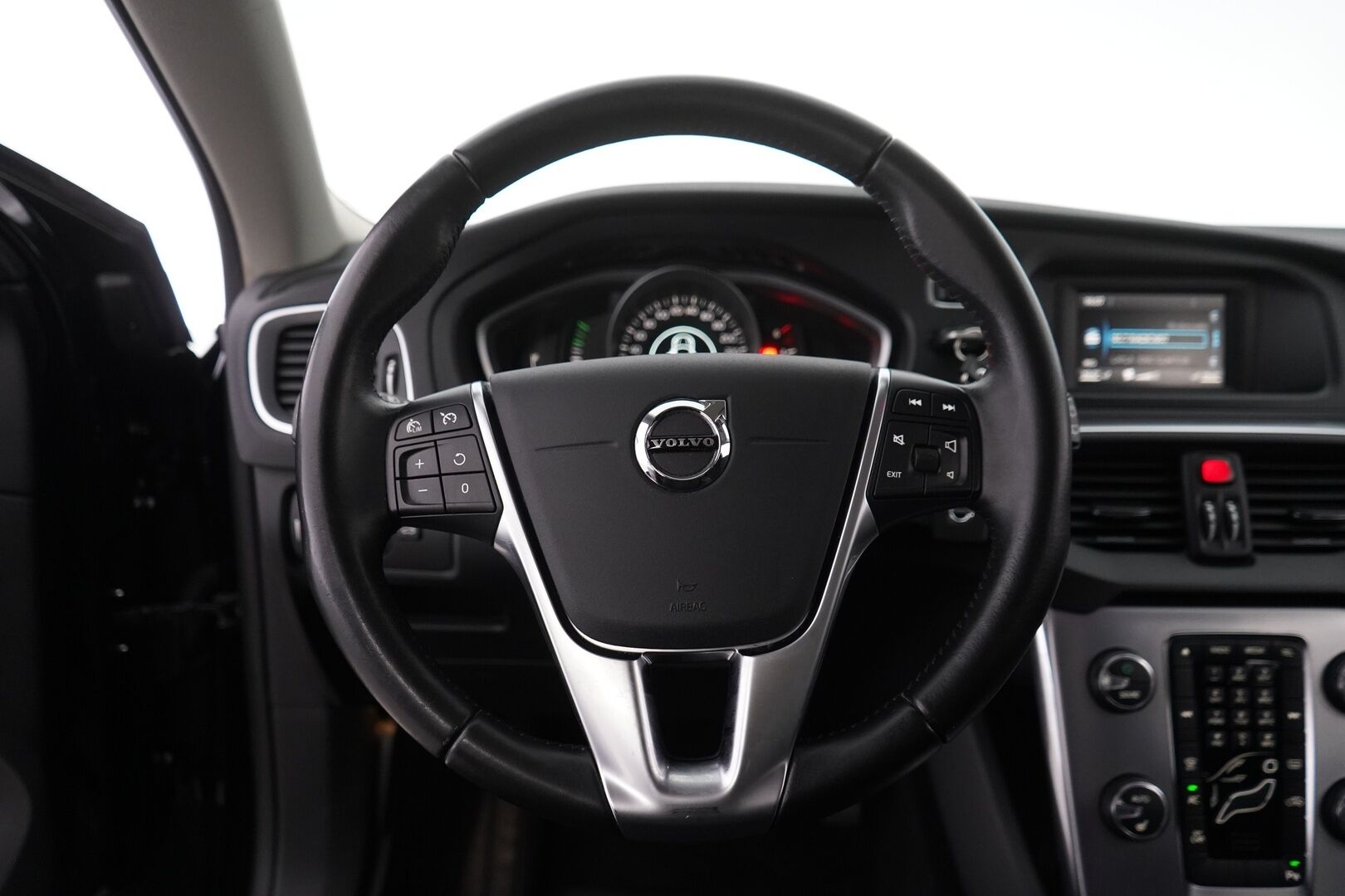 Volvo V40 2017 D2 Business E * Lohko / Vakkari / Vetokoukku / Facelift / BT * - Suomi-auto / Kahdet renkaat alumiinivantein / Vauhtipyörä uusittu! / Viimeisin huolto 161tkm
