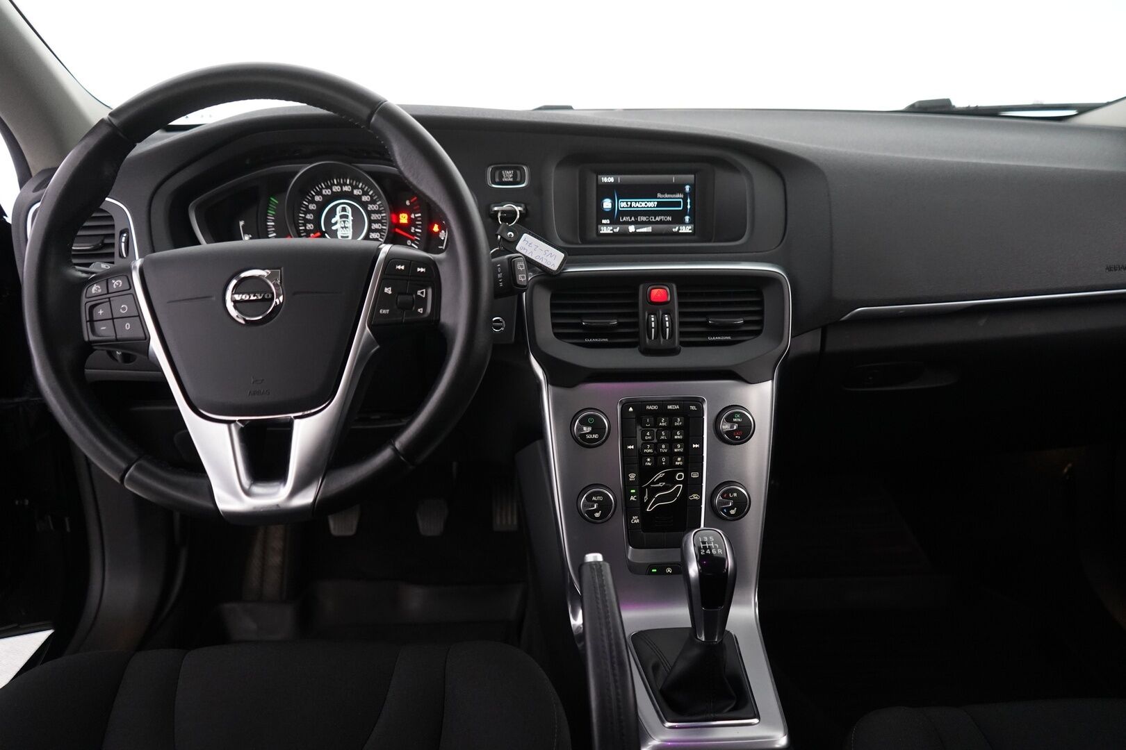 Volvo V40 2017 D2 Business E * Lohko / Vakkari / Vetokoukku / Facelift / BT * - Suomi-auto / Kahdet renkaat alumiinivantein / Vauhtipyörä uusittu! / Viimeisin huolto 161tkm