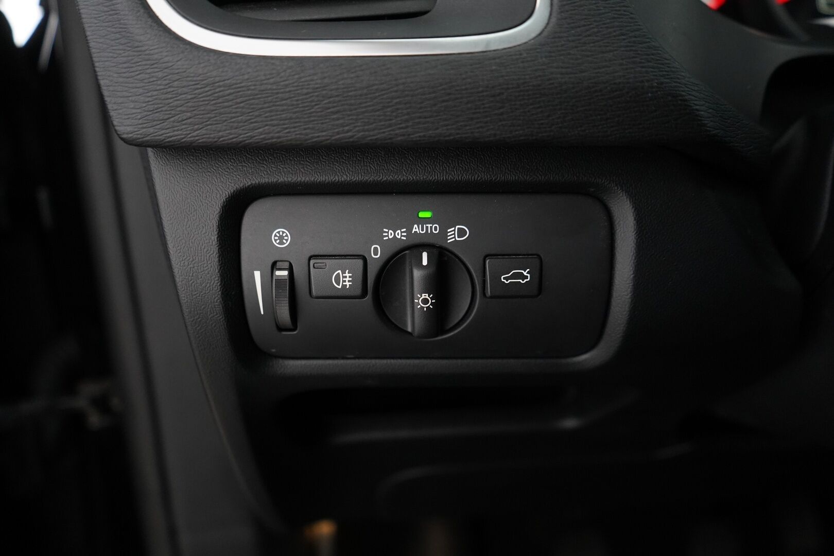 Volvo V40 2017 D2 Business E * Lohko / Vakkari / Vetokoukku / Facelift / BT * - Suomi-auto / Kahdet renkaat alumiinivantein / Vauhtipyörä uusittu! / Viimeisin huolto 161tkm