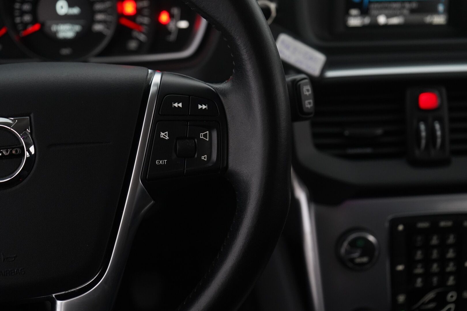 Volvo V40 2017 D2 Business E * Lohko / Vakkari / Vetokoukku / Facelift / BT * - Suomi-auto / Kahdet renkaat alumiinivantein / Vauhtipyörä uusittu! / Viimeisin huolto 161tkm