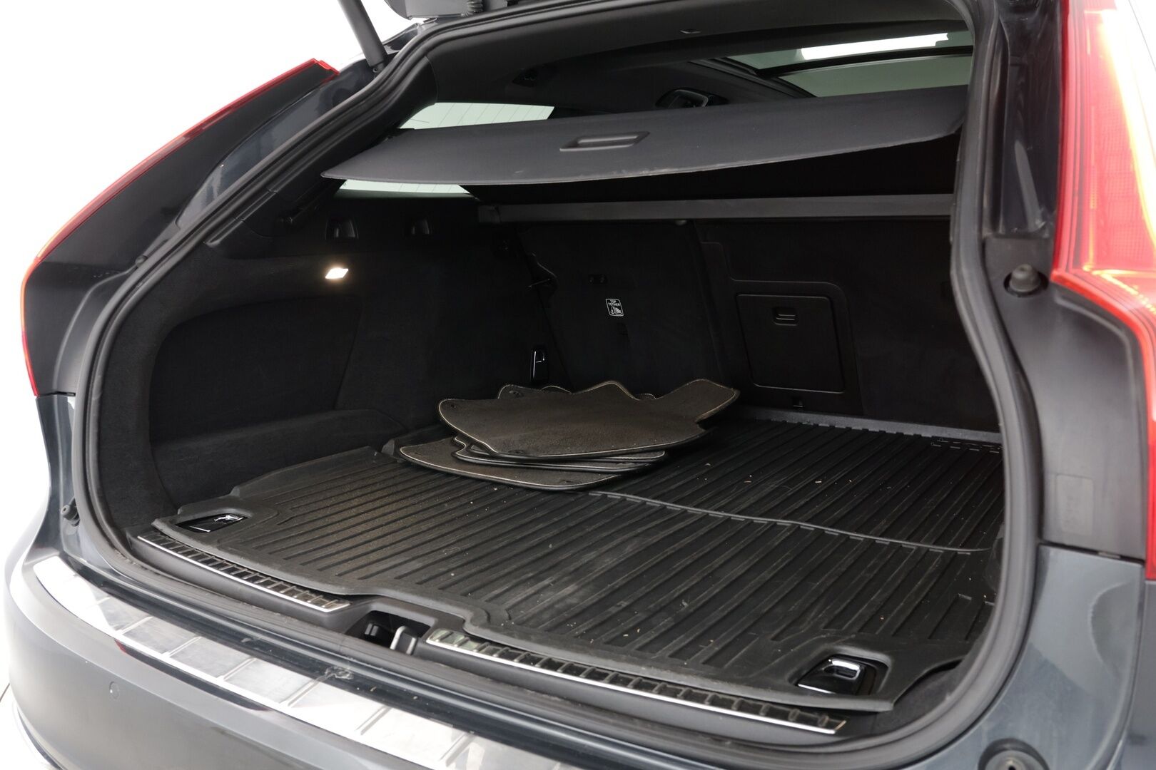 Volvo V90 2018 D5 AWD Business R-Design aut *EI ADBLUE / Webasto / Bowers & Wilkins / Panorama / Muistipenkit / Keyless / 360 kamera / HUD / Koukku / Blis* - *EI ADBLUE / NELIVETO / D5 / R-Design*