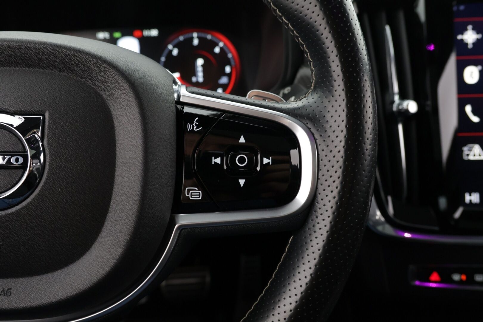 Volvo V90 2018 D5 AWD Business R-Design aut *EI ADBLUE / Webasto / Bowers & Wilkins / Panorama / Muistipenkit / Keyless / 360 kamera / HUD / Koukku / Blis* - *EI ADBLUE / NELIVETO / D5 / R-Design*