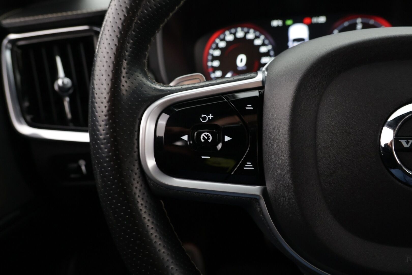 Volvo V90 2018 D5 AWD Business R-Design aut *EI ADBLUE / Webasto / Bowers & Wilkins / Panorama / Muistipenkit / Keyless / 360 kamera / HUD / Koukku / Blis* - *EI ADBLUE / NELIVETO / D5 / R-Design*