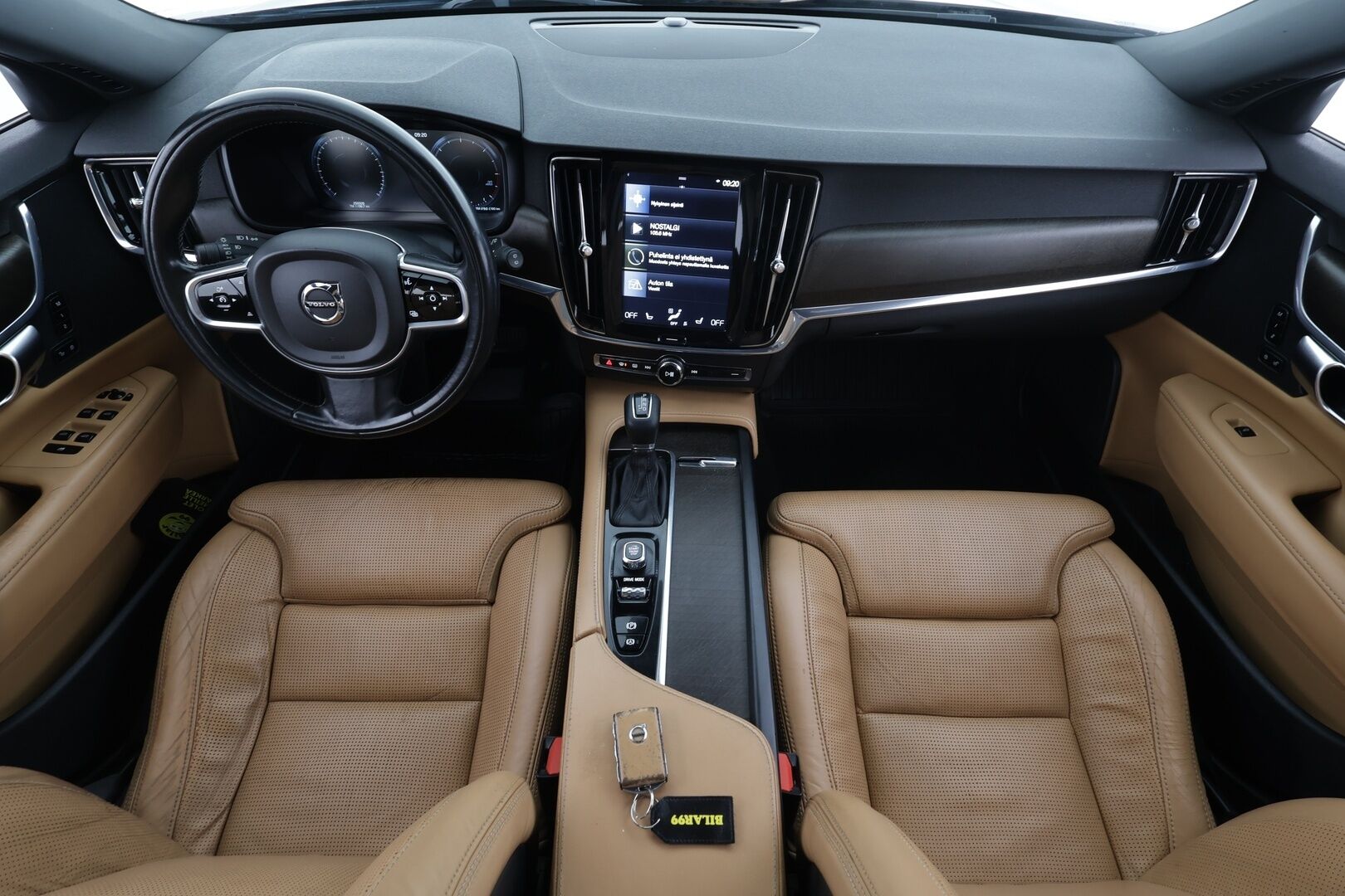 Volvo V90 Cross Country 2018 D4 AWD Pro aut * ACC / P.kamera / Full LED / Koukku / Webasto / Muistipenkit hieronnalla / Navi / KeylessGo / BLIS * - *Hierovat Ilmastoidut ruskeat nahat / Suomi-auto / Kahdet renkaat aluvanteilla*