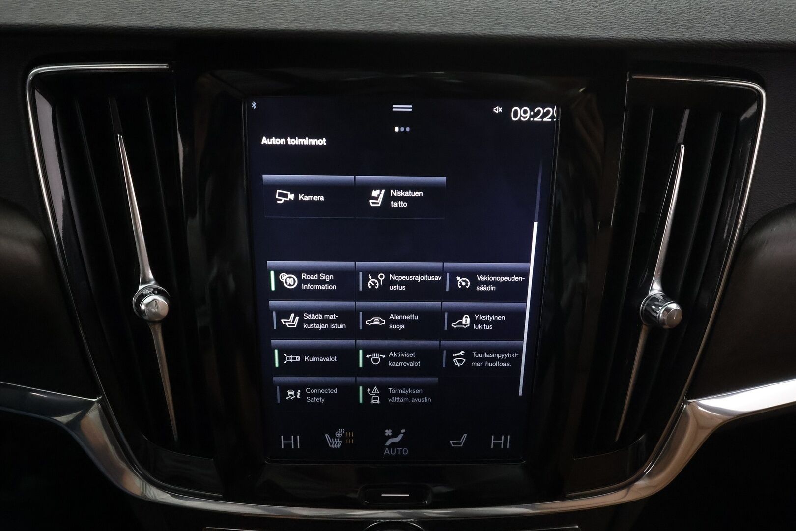 Volvo V90 Cross Country 2018 D4 AWD Pro aut * ACC / P.kamera / Full LED / Koukku / Webasto / Muistipenkit hieronnalla / Navi / KeylessGo / BLIS * - Ilmastoidut ruskeat nahat / Suomi-auto / Kahdet renkaat aluvanteilla