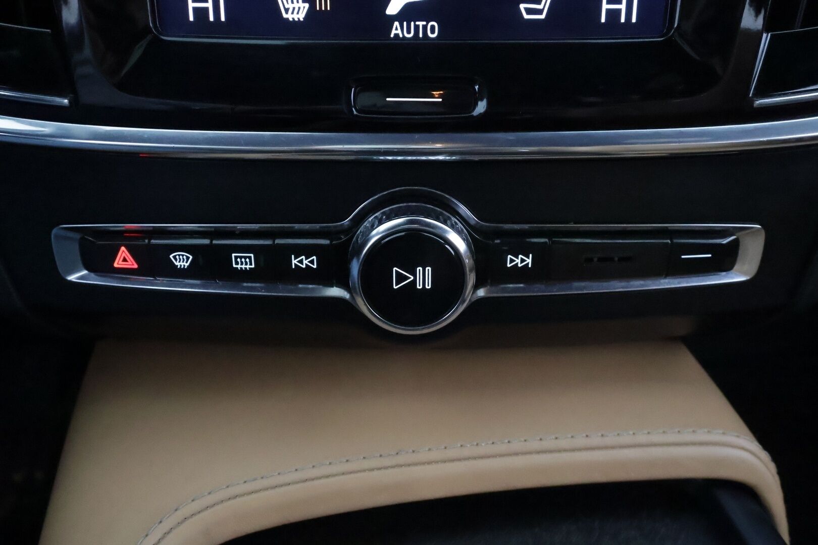 Volvo V90 Cross Country 2018 D4 AWD Pro aut * ACC / P.kamera / Full LED / Koukku / Webasto / Muistipenkit hieronnalla / Navi / KeylessGo / BLIS * - *Hierovat Ilmastoidut ruskeat nahat / Suomi-auto / Kahdet renkaat aluvanteilla*