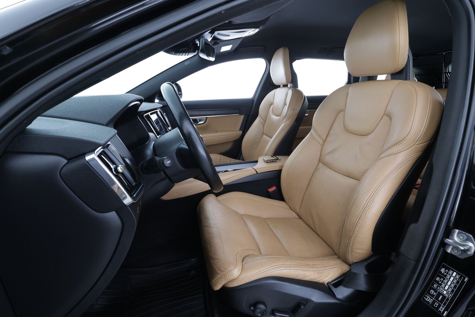 Volvo V90 Cross Country 2018 D4 AWD Pro aut * ACC / P.kamera / Full LED / Koukku / Webasto / Muistipenkit hieronnalla / Navi / KeylessGo / BLIS * - Ilmastoidut ruskeat nahat / Suomi-auto / Kahdet renkaat aluvanteilla