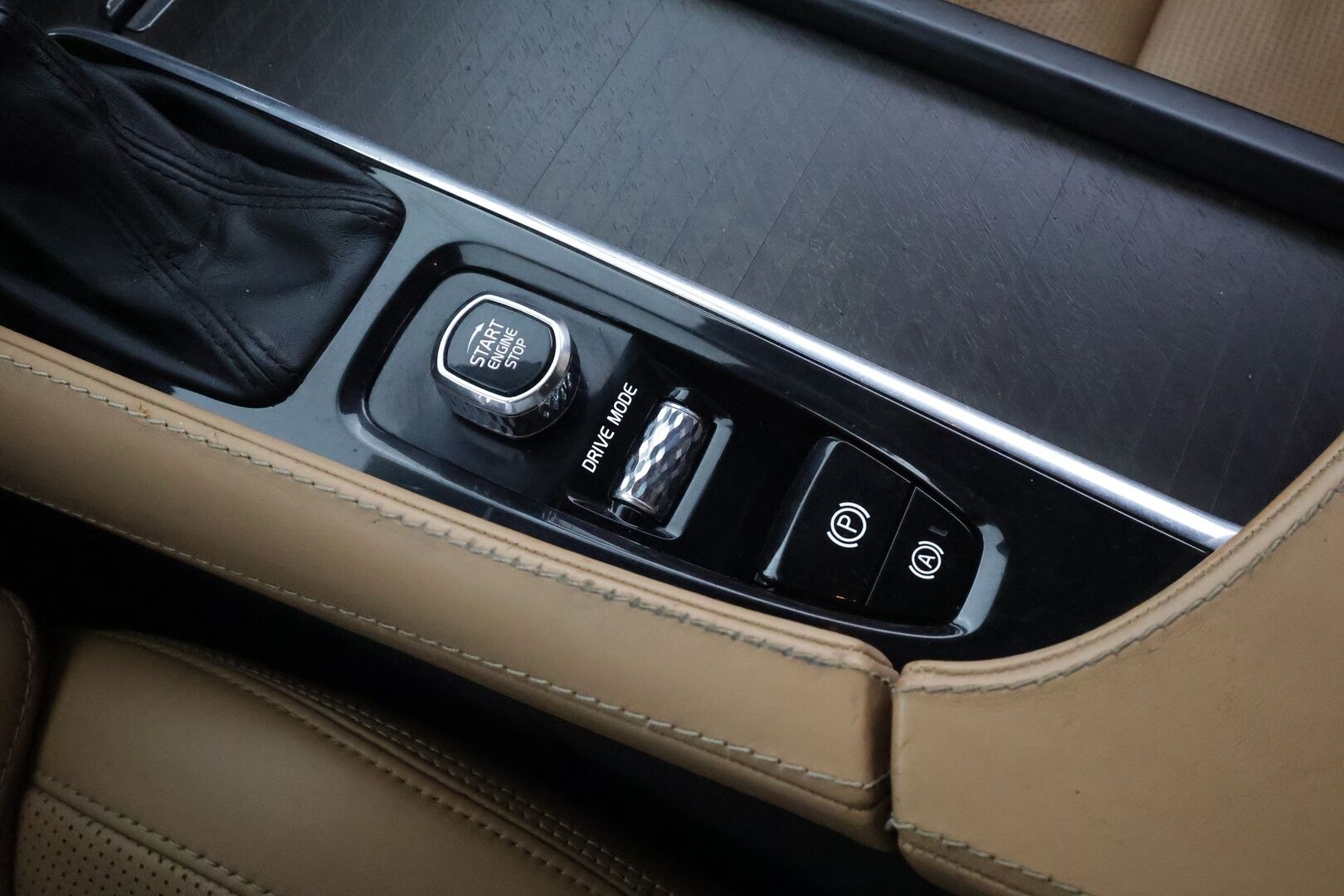 Volvo V90 Cross Country 2018 D4 AWD Pro aut * ACC / P.kamera / Full LED / Koukku / Webasto / Muistipenkit hieronnalla / Navi / KeylessGo / BLIS * - *Hierovat Ilmastoidut ruskeat nahat / Suomi-auto / Kahdet renkaat aluvanteilla* - HULLUT AVAJAISHULINAT KORKOTARJOUS 3,29 %