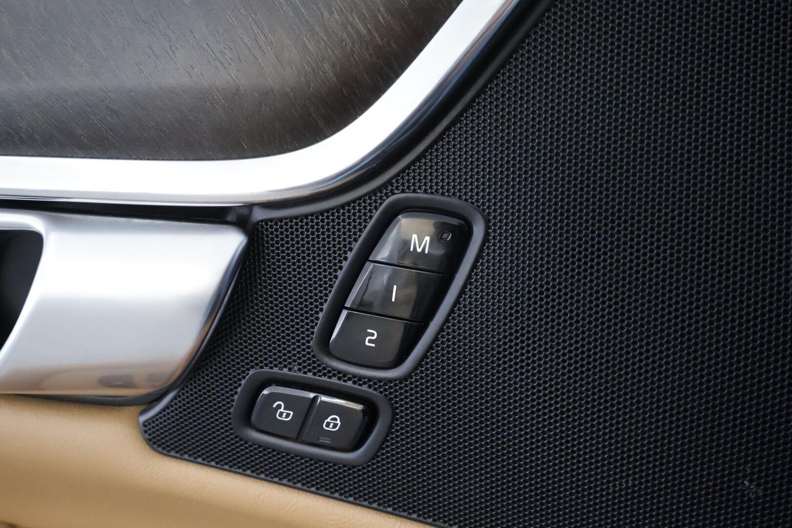 Volvo V90 Cross Country 2018 D4 AWD Pro aut * ACC / P.kamera / Full LED / Koukku / Webasto / Muistipenkit hieronnalla / Navi / KeylessGo / BLIS * - *Hierovat Ilmastoidut ruskeat nahat / Suomi-auto / Kahdet renkaat aluvanteilla*