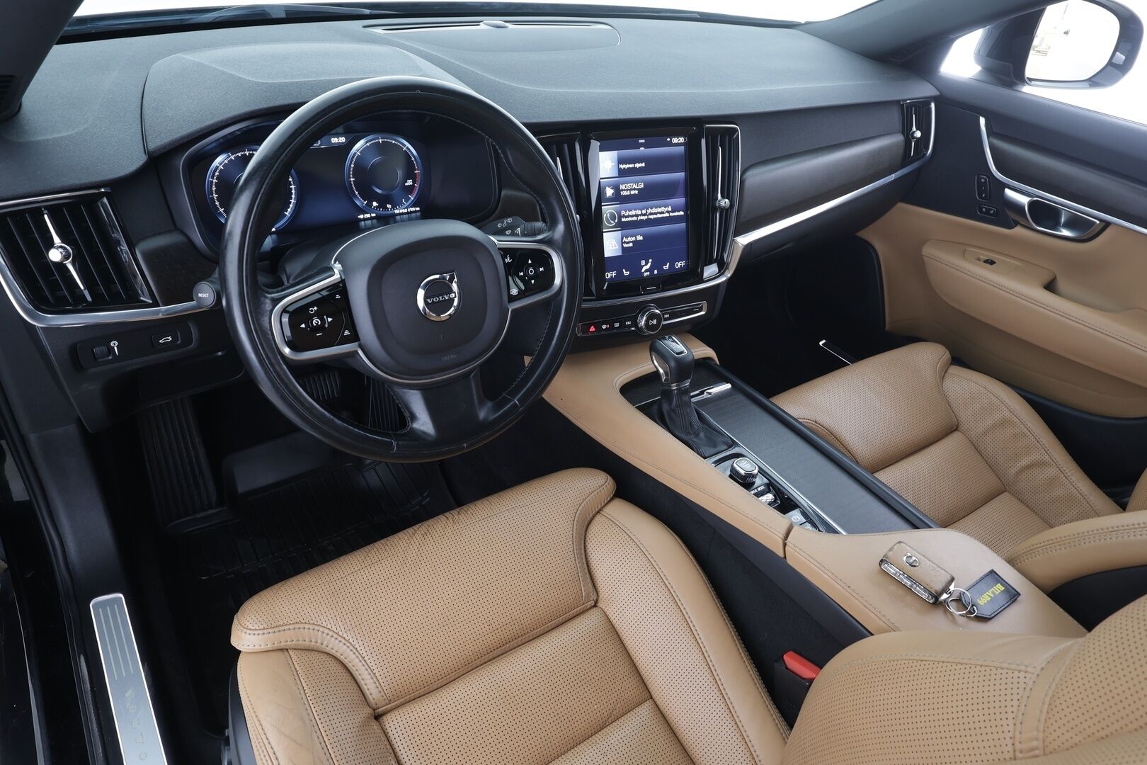 Volvo V90 Cross Country 2018 D4 AWD Pro aut * ACC / P.kamera / Full LED / Koukku / Webasto / Muistipenkit hieronnalla / Navi / KeylessGo / BLIS * - *Hierovat Ilmastoidut ruskeat nahat / Suomi-auto / Kahdet renkaat aluvanteilla* - HULLUT AVAJAISHULINAT KORKOTARJOUS 3,29 %