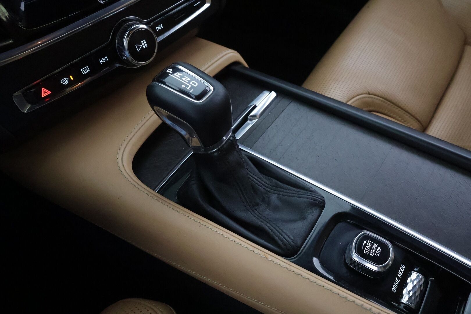 Volvo V90 Cross Country 2018 D4 AWD Pro aut * ACC / P.kamera / Full LED / Koukku / Webasto / Muistipenkit hieronnalla / Navi / KeylessGo / BLIS * - *Hierovat Ilmastoidut ruskeat nahat / Suomi-auto / Kahdet renkaat aluvanteilla* - HULLUT AVAJAISHULINAT KORKOTARJOUS 3,29 %