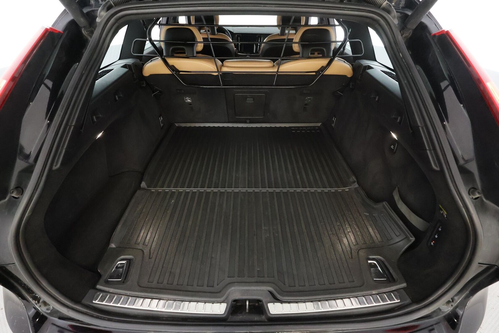 Volvo V90 Cross Country 2018 D4 AWD Pro aut * ACC / P.kamera / Full LED / Koukku / Webasto / Muistipenkit hieronnalla / Navi / KeylessGo / BLIS * - *Hierovat Ilmastoidut ruskeat nahat / Suomi-auto / Kahdet renkaat aluvanteilla*