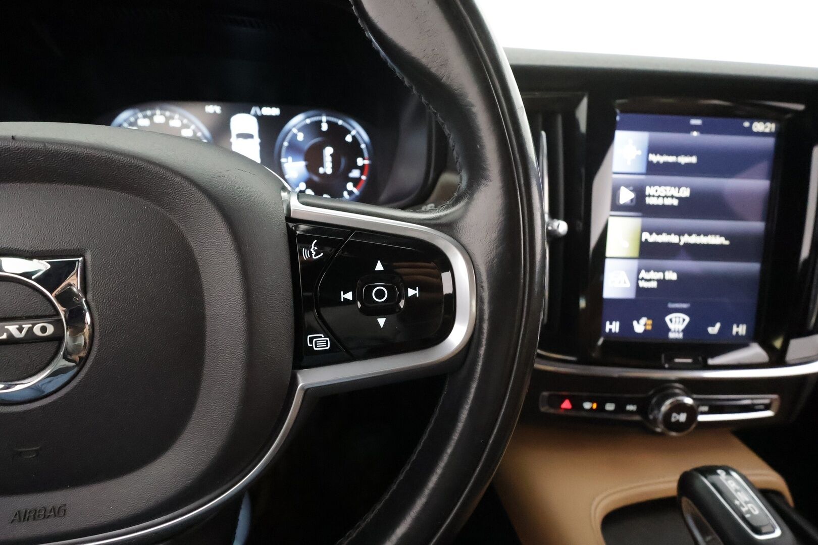 Volvo V90 Cross Country 2018 D4 AWD Pro aut * ACC / P.kamera / Full LED / Koukku / Webasto / Muistipenkit hieronnalla / Navi / KeylessGo / BLIS * - *Hierovat Ilmastoidut ruskeat nahat / Suomi-auto / Kahdet renkaat aluvanteilla*