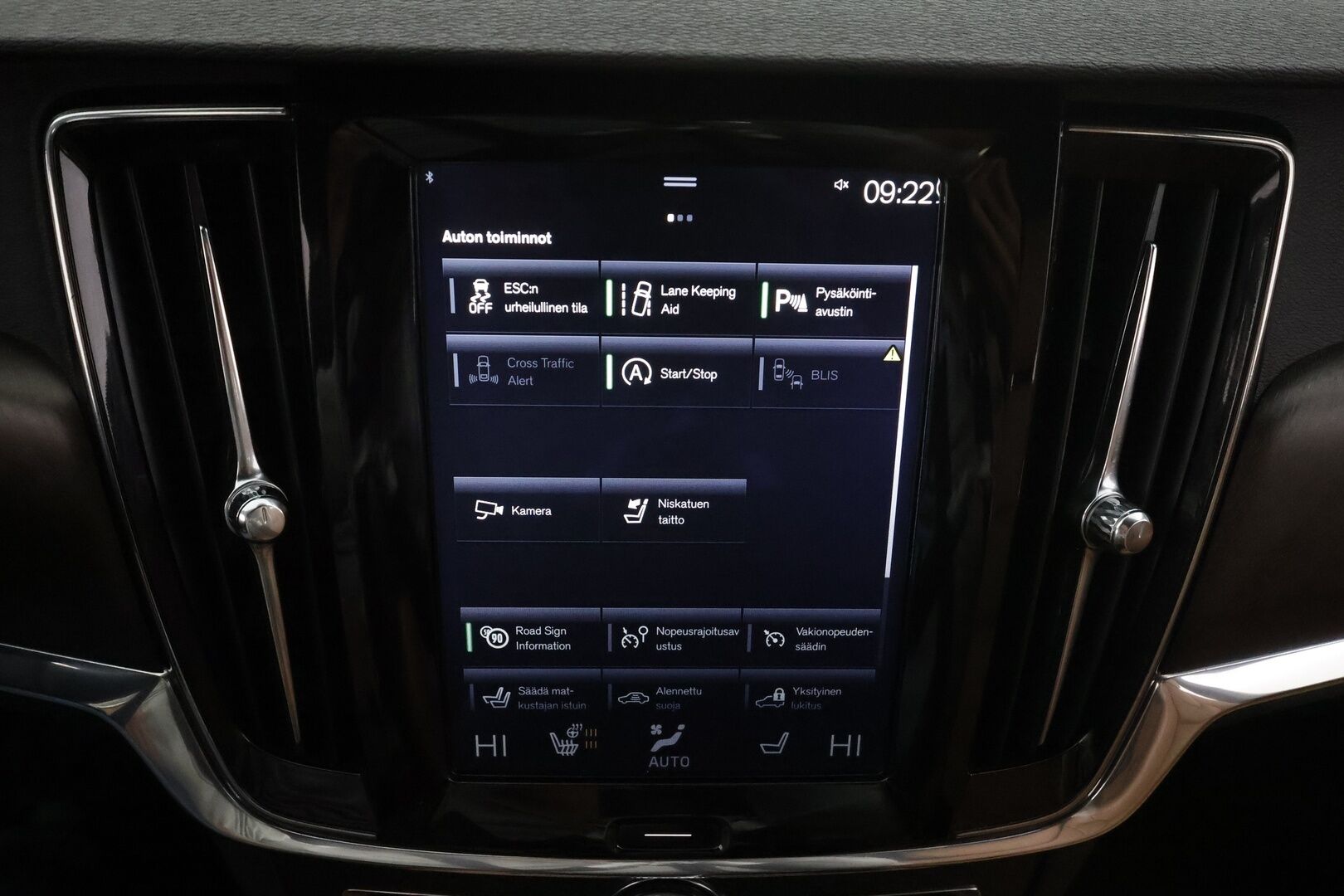 Volvo V90 Cross Country 2018 D4 AWD Pro aut * ACC / P.kamera / Full LED / Koukku / Webasto / Muistipenkit hieronnalla / Navi / KeylessGo / BLIS * - *Hierovat Ilmastoidut ruskeat nahat / Suomi-auto / Kahdet renkaat aluvanteilla*