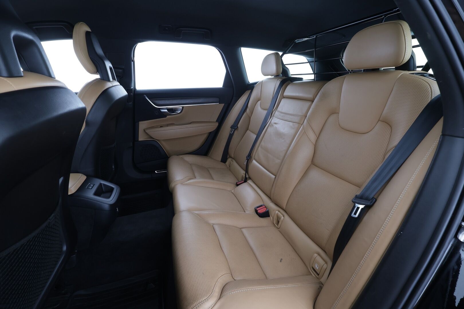 Volvo V90 Cross Country 2018 D4 AWD Pro aut * ACC / P.kamera / Full LED / Koukku / Webasto / Muistipenkit hieronnalla / Navi / KeylessGo / BLIS * - *Hierovat Ilmastoidut ruskeat nahat / Suomi-auto / Kahdet renkaat aluvanteilla* - HULLUT AVAJAISHULINAT KORKOTARJOUS 3,29 %