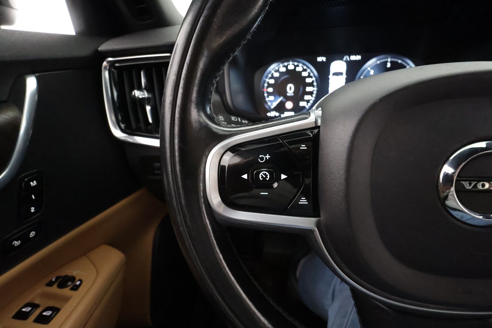 Volvo V90 Cross Country 2018 D4 AWD Pro aut * ACC / P.kamera / Full LED / Koukku / Webasto / Muistipenkit hieronnalla / Navi / KeylessGo / BLIS * - *Hierovat Ilmastoidut ruskeat nahat / Suomi-auto / Kahdet renkaat aluvanteilla* - HULLUT AVAJAISHULINAT KORKOTARJOUS 3,29 %