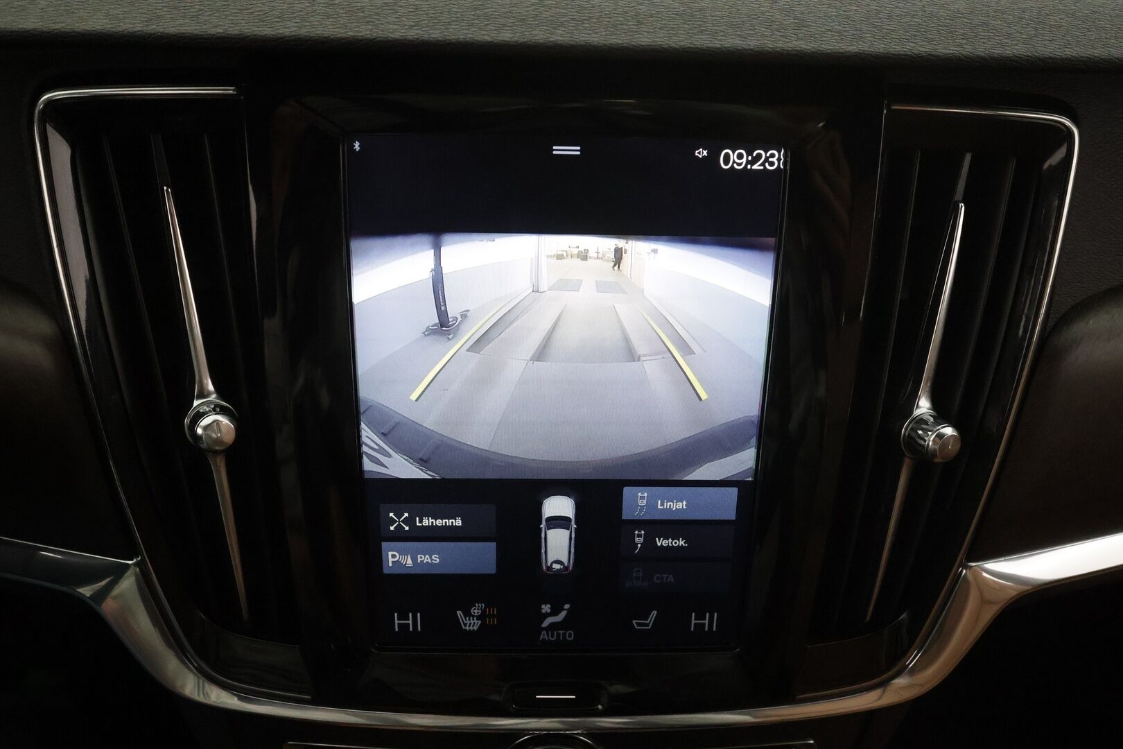 Volvo V90 Cross Country 2018 D4 AWD Pro aut * ACC / P.kamera / Full LED / Koukku / Webasto / Muistipenkit hieronnalla / Navi / KeylessGo / BLIS * - Ilmastoidut ruskeat nahat / Suomi-auto / Kahdet renkaat aluvanteilla