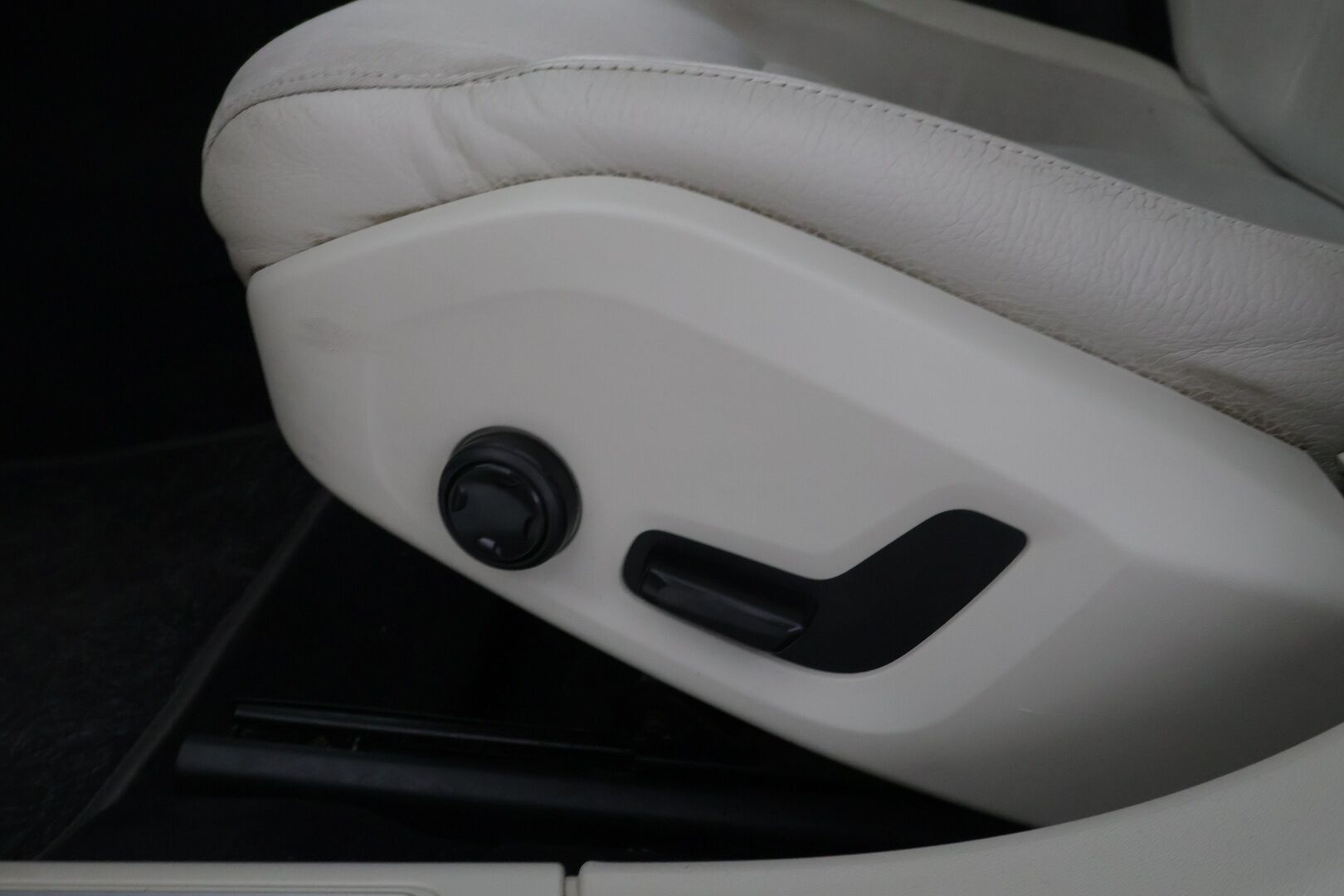 Volvo V90 2017 T8 AWD Momentum aut - | Acc | 2x Renkaat! | Merkkihuollot! | Webasto! | Koukku! | Vaalea Sisusta! | 