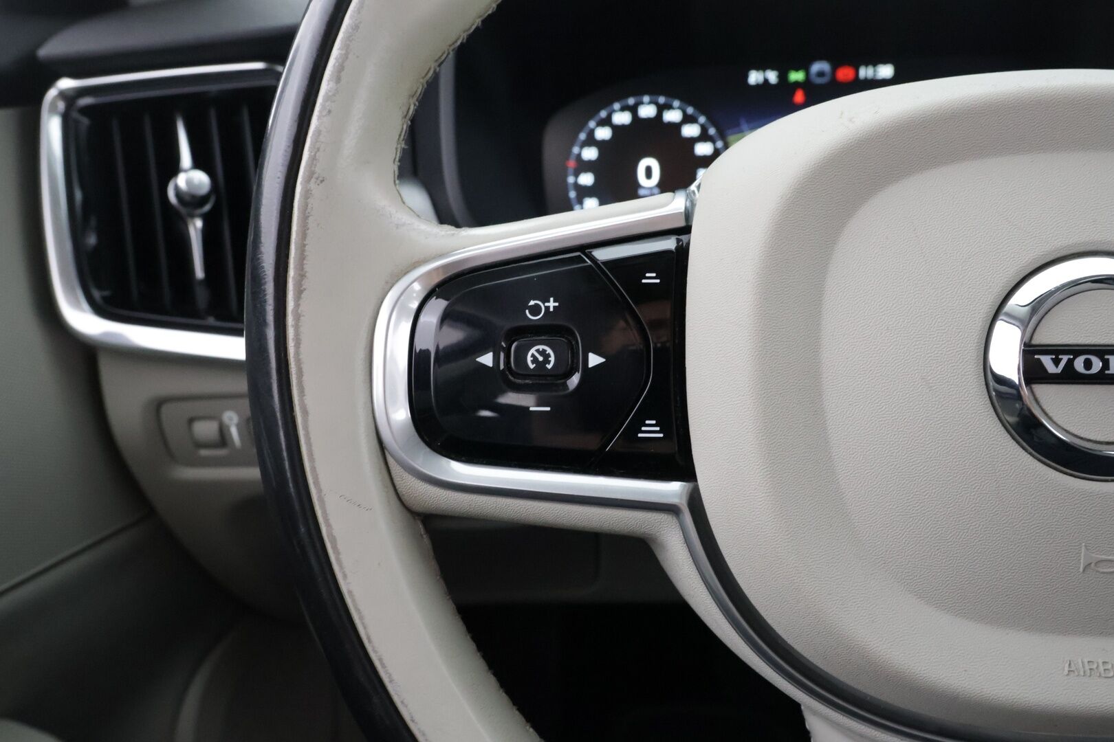 Volvo V90 2017 T8 AWD Momentum aut - | Acc | 2x Renkaat! | Merkkihuollot! | Webasto! | Koukku! | Vaalea Sisusta! | 