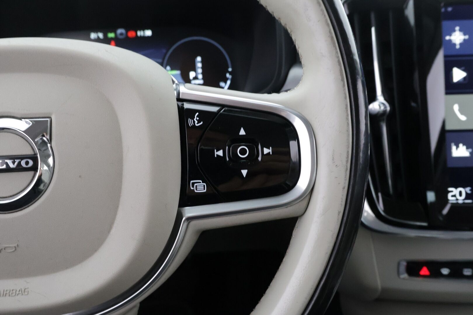 Volvo V90 2017 T8 AWD Momentum aut - | Acc | 2x Renkaat! | Merkkihuollot! | Webasto! | Koukku! | Vaalea Sisusta! | 