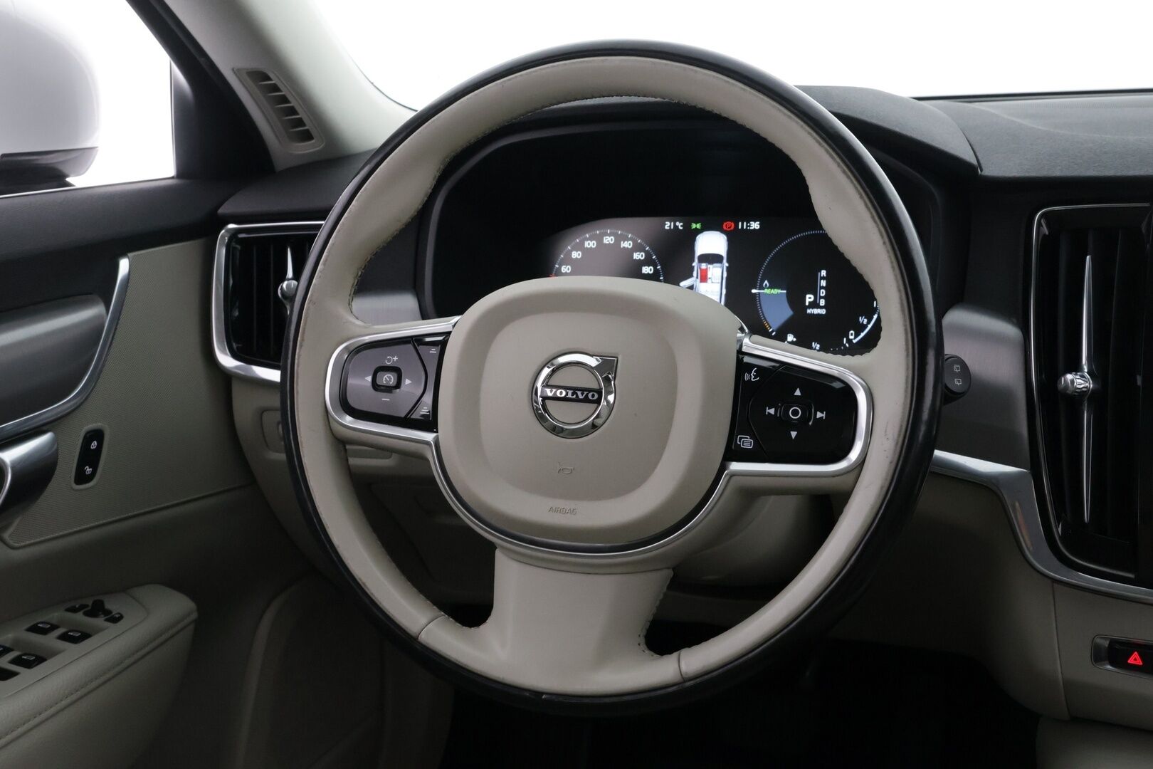 Volvo V90 2017 T8 AWD Momentum aut - | Acc | 2x Renkaat! | Merkkihuollot! | Webasto! | Koukku! | Vaalea Sisusta! | 