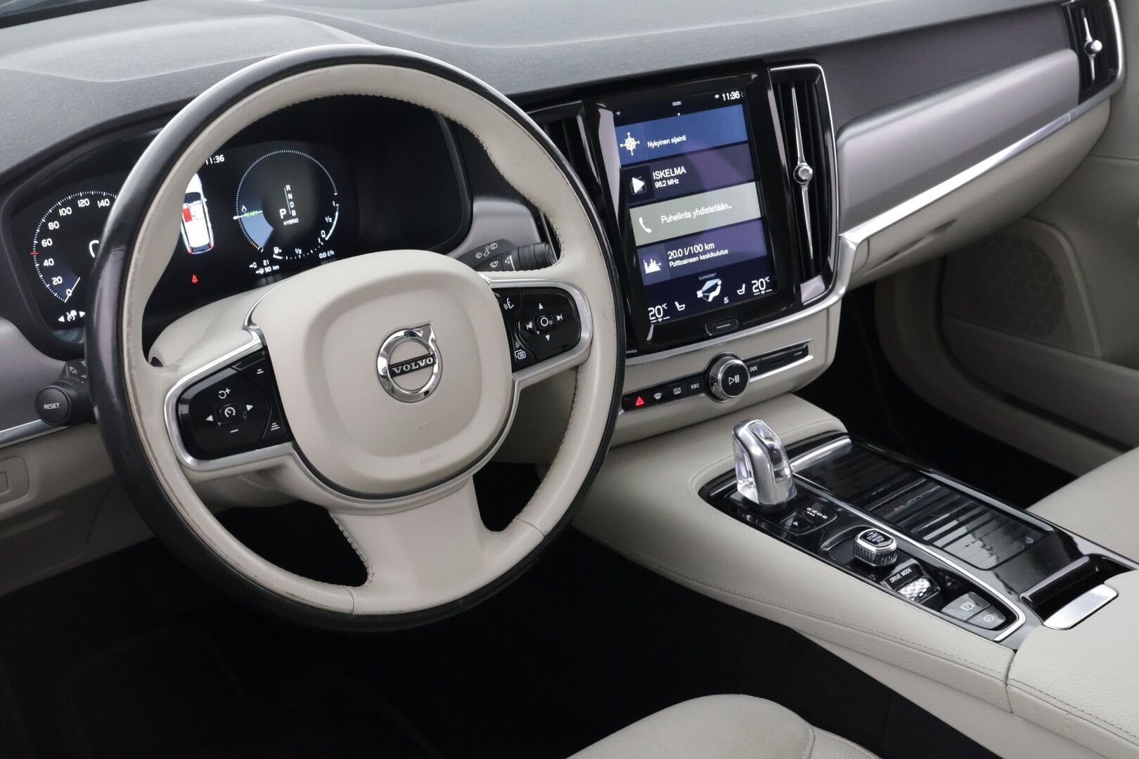 Volvo V90 2017 T8 AWD Momentum aut - | Acc | 2x Renkaat! | Merkkihuollot! | Webasto! | Koukku! | Vaalea Sisusta! | 