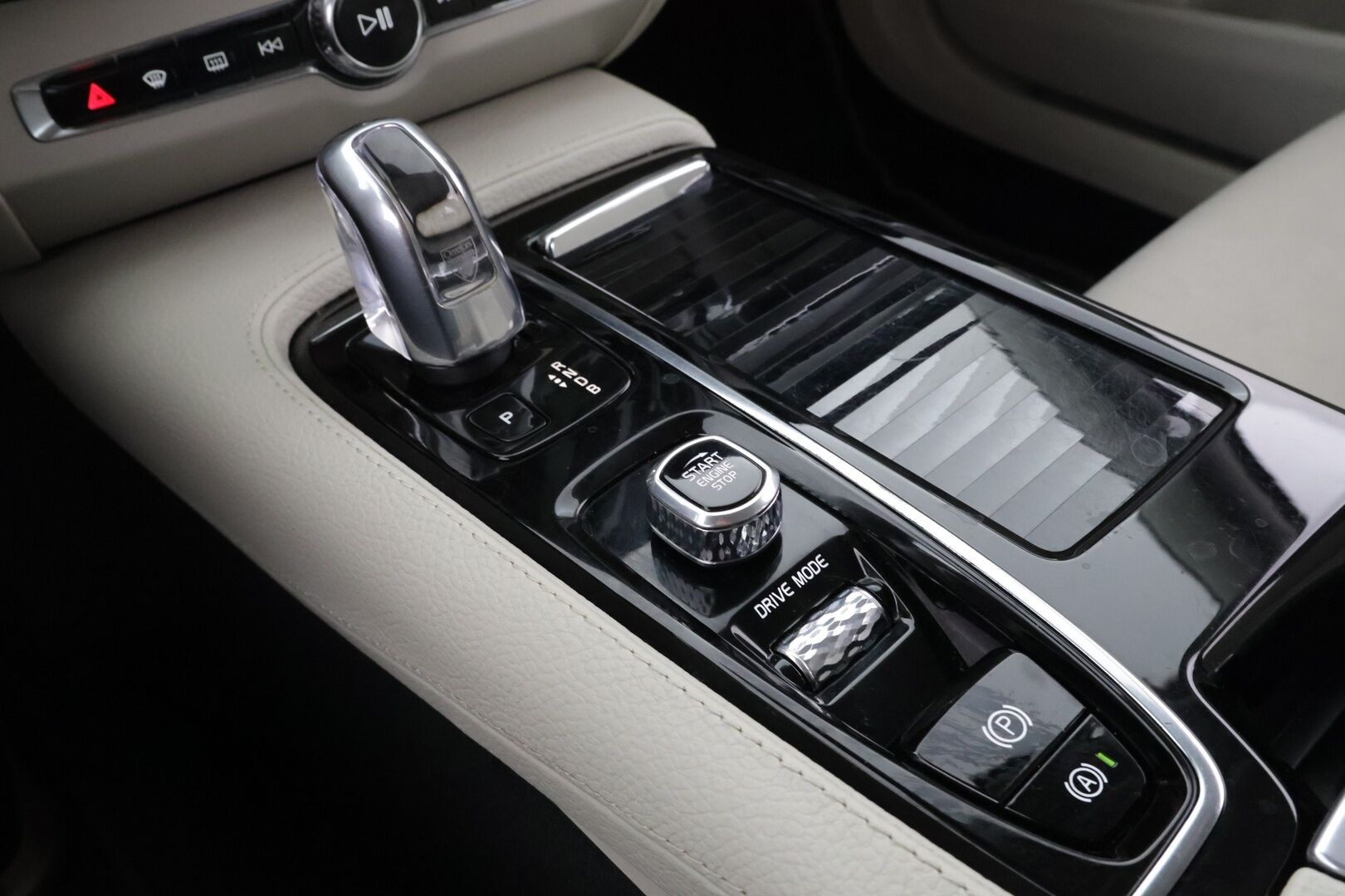 Volvo V90 2017 T8 AWD Momentum aut - | Acc | 2x Renkaat! | Merkkihuollot! | Webasto! | Koukku! | Vaalea Sisusta! | 