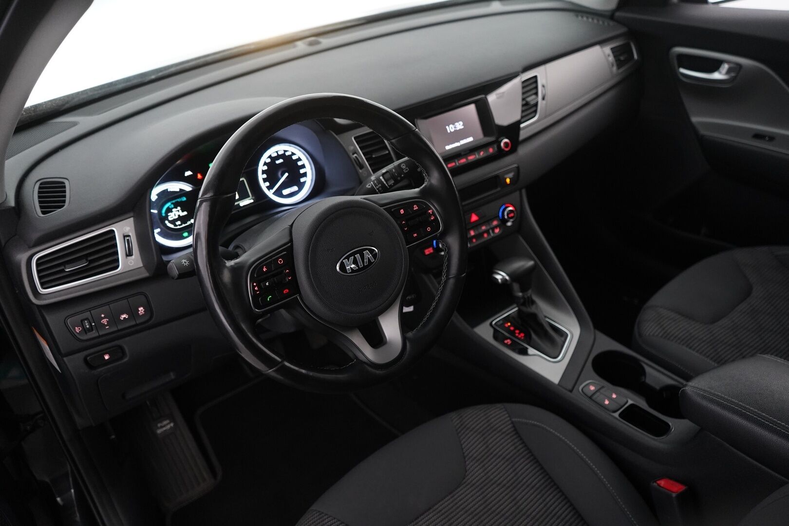 Kia Niro 2018 1,6 GDI Hybrid LX DCT *Lohko+Sisä / Koukku / Kamera / Vakkari / Kaistavahti* - Lohko | Koukku | Kamera | Vakkari | Kaistavahti | Merkkihuollot | Katsastus 04/2027 | Kahdet aluvanteet | Suomi-auto