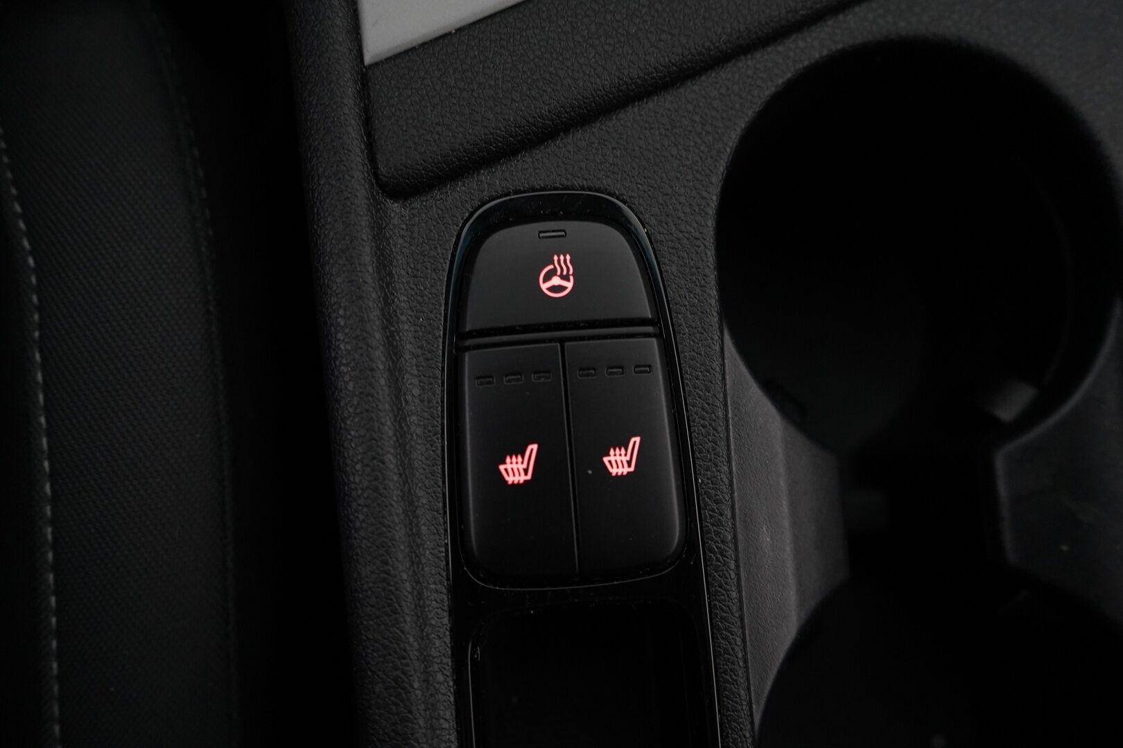 Kia Niro 2018 1,6 GDI Hybrid LX DCT *Lohko+Sisä / Koukku / Kamera / Vakkari / Kaistavahti* - Lohko | Koukku | Kamera | Vakkari | Kaistavahti | Merkkihuollot | Katsastus 04/2027 | Kahdet aluvanteet | Suomi-auto