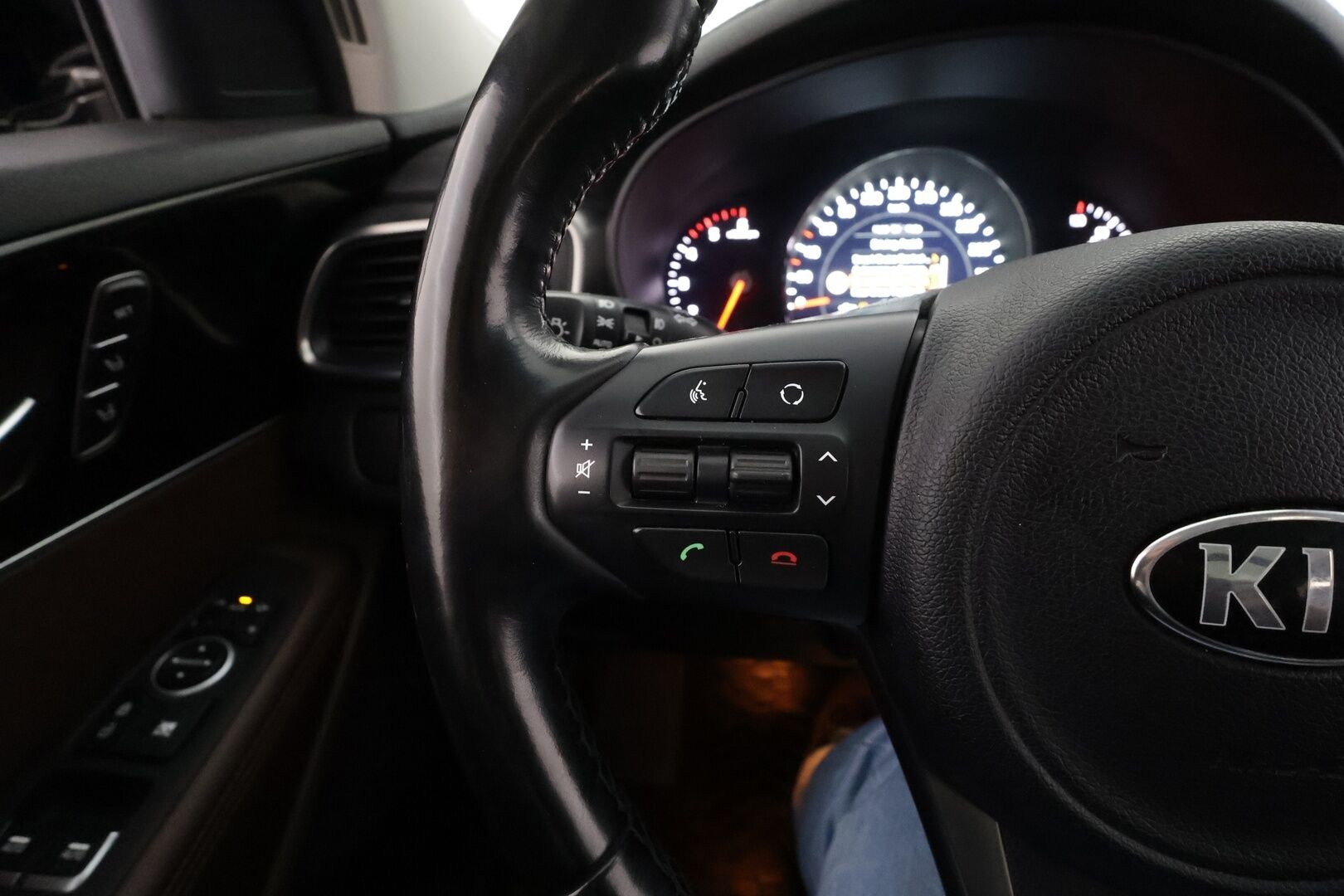 Kia Sorento 2017 2,2 CRDi AWD Business Luxury A/T 7P * ACC / Panorama / Koukku / Ilmastoidut nahat / Lohko+Sisä / 360° / Infinity * - Suomi-auto / Kahdet renkaat aluvanteilla / Huippuvarusteet