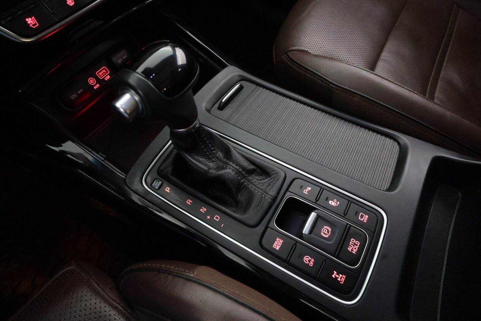 Kia Sorento 2017 2,2 CRDi AWD Business Luxury A/T 7P * ACC / Panorama / Koukku / Ilmastoidut nahat / Lohko+Sisä / 360° / Infinity * - Suomi-auto / Kahdet renkaat aluvanteilla / Huippuvarusteet