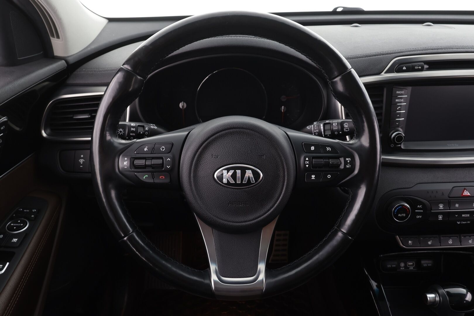 Kia Sorento 2017 2,2 CRDi AWD Business Luxury A/T 7P * ACC / Panorama / Koukku / Ilmastoidut nahat / Lohko+Sisä / 360° / Infinity * - Suomi-auto / Kahdet renkaat aluvanteilla / Huippuvarusteet