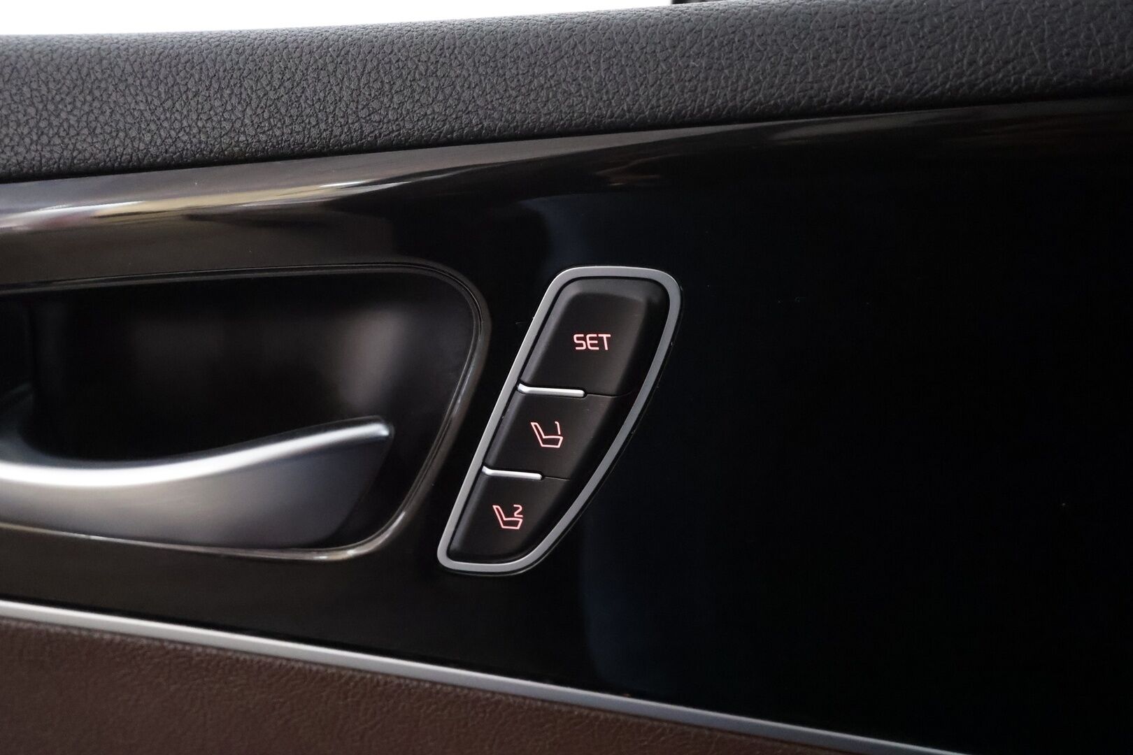 Kia Sorento 2017 2,2 CRDi AWD Business Luxury A/T 7P * ACC / Panorama / Koukku / Ilmastoidut nahat / Lohko+Sisä / 360° / Infinity * - Suomi-auto / Kahdet renkaat aluvanteilla / Huippuvarusteet