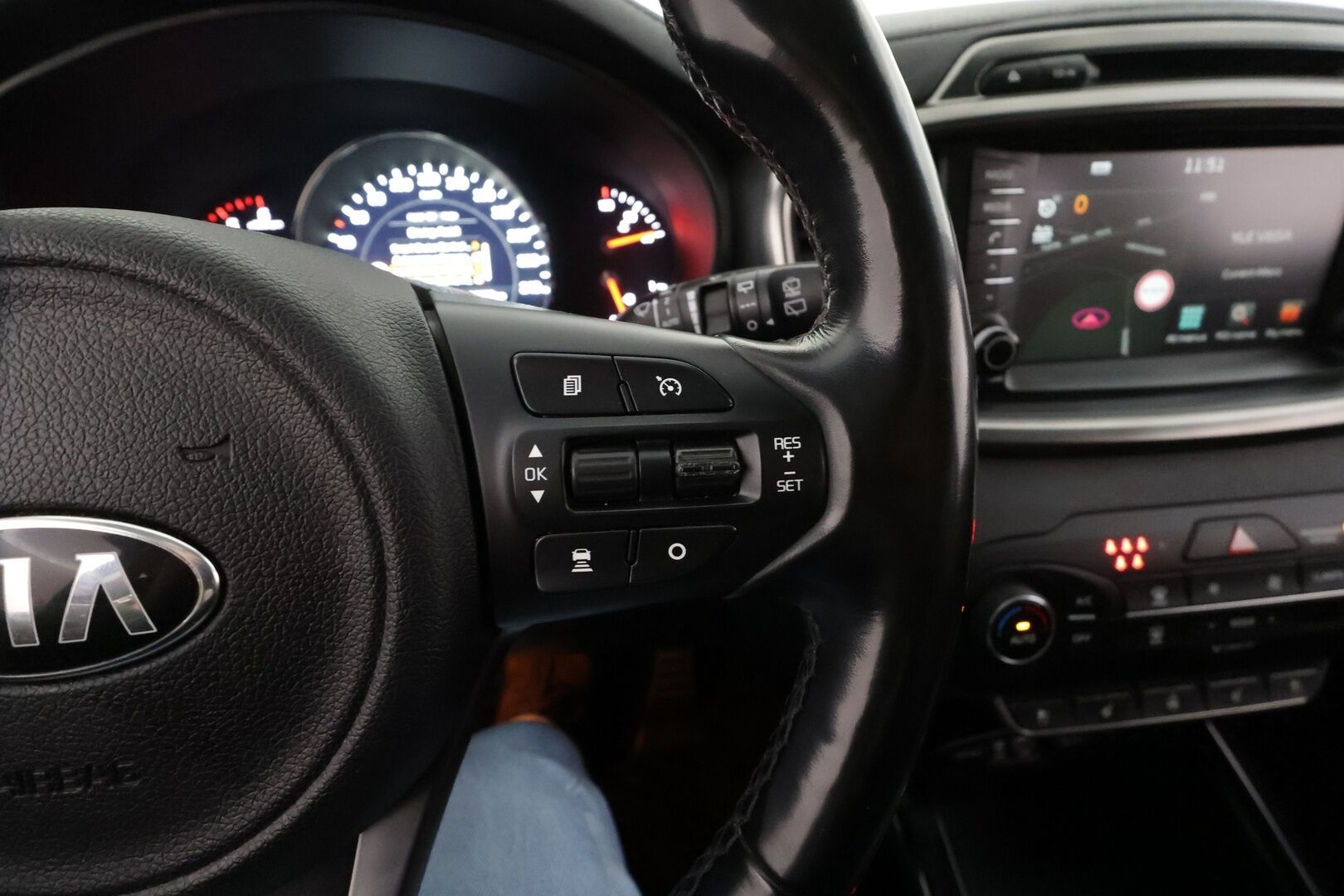 Kia Sorento 2017 2,2 CRDi AWD Business Luxury A/T 7P * ACC / Panorama / Koukku / Ilmastoidut nahat / Lohko+Sisä / 360° / Infinity * - Suomi-auto / Kahdet renkaat aluvanteilla / Huippuvarusteet