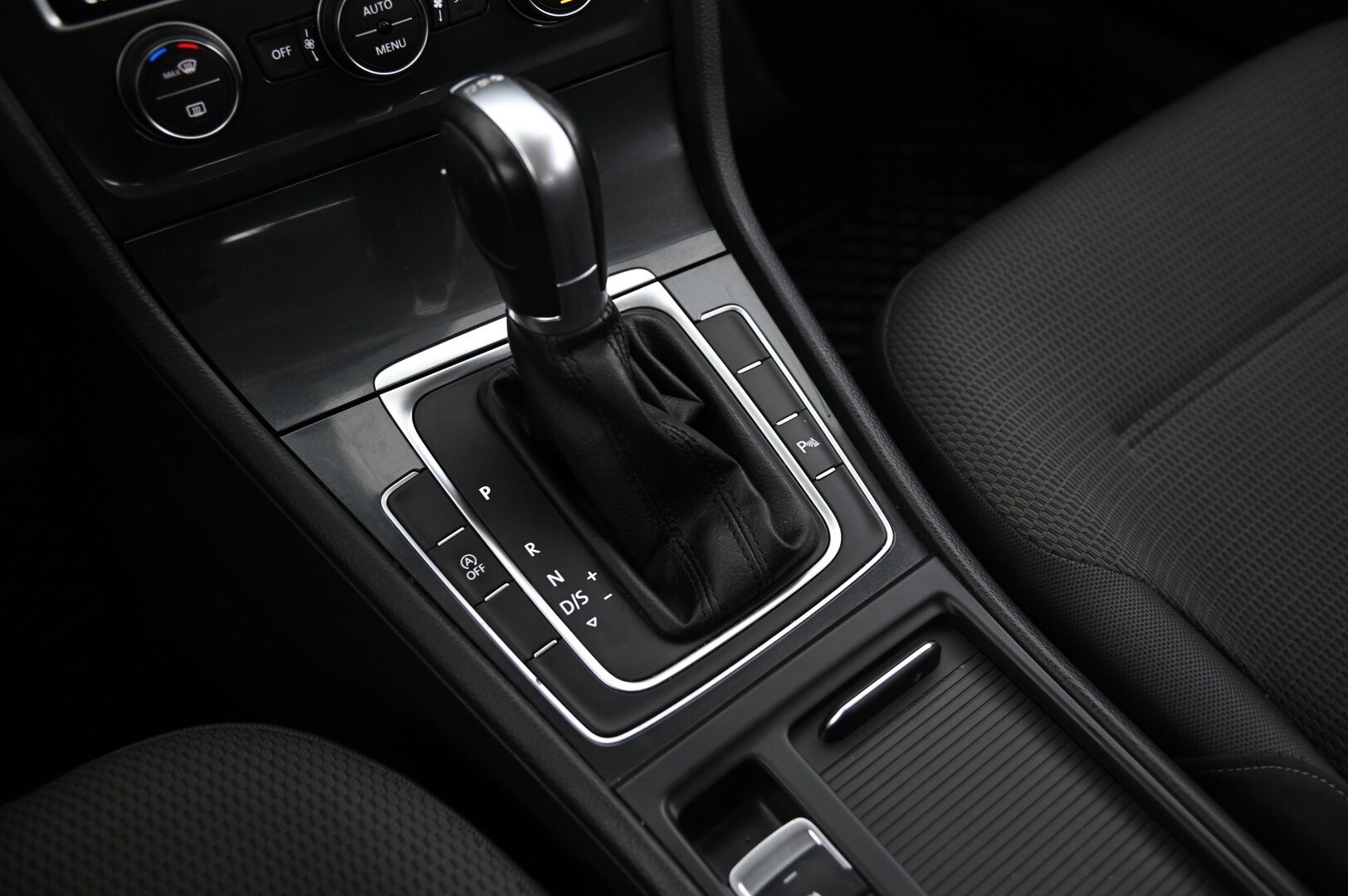Volkswagen Golf 2018 Variant Comfortline 1,0 TSI 81 kW (110 hv) DSG-automaatti *ACC/  Kamera/  Appconnect/  Lohko* - Autossa 2x hyvät renkaat vanteineen, tutkat eteen ja taakse sekä juuri tehty määräaikashuolto + jakopää
