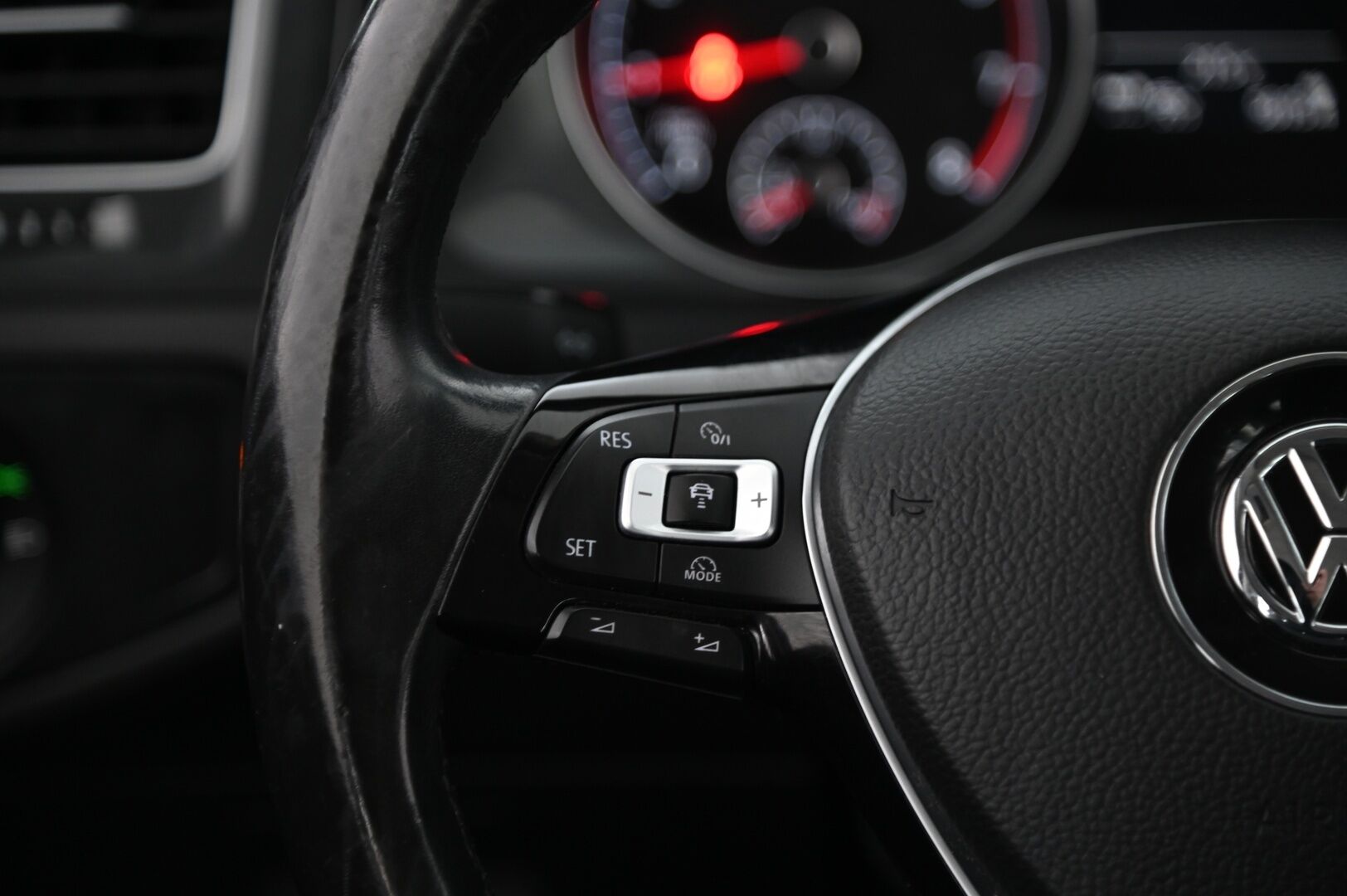 Volkswagen Golf 2018 Variant Comfortline 1,0 TSI 81 kW (110 hv) DSG-automaatti *ACC/  Kamera/  Appconnect/  Lohko* - Autossa 2x hyvät renkaat vanteineen, tutkat eteen ja taakse sekä juuri tehty määräaikashuolto + jakopää