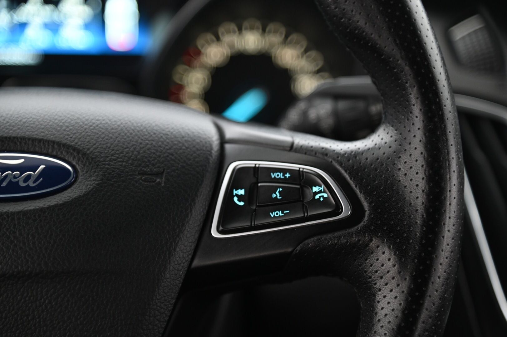 Ford Focus 2017 2,0 TDCi 150 hv Start/Stop M6 ST-Line Wagon *Suomi-auto / LED / Koukku / BT / Jakopää tehty!* - *Kahdet renkaat alumiinivanteilla!*